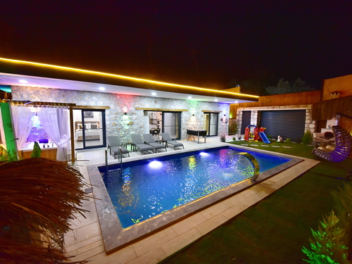  gece  -  Kasım
  | Kalkan Akbel'de Romantik Jakuzili Villa Tatili: Korunaklı Havuz ve Özel Anlar